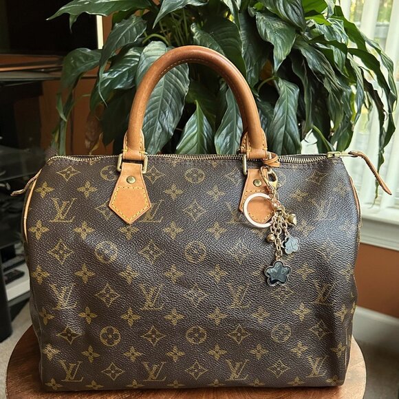 New BLACK CLOVER Bag Charm Gold Tone - Picture 8 of 9